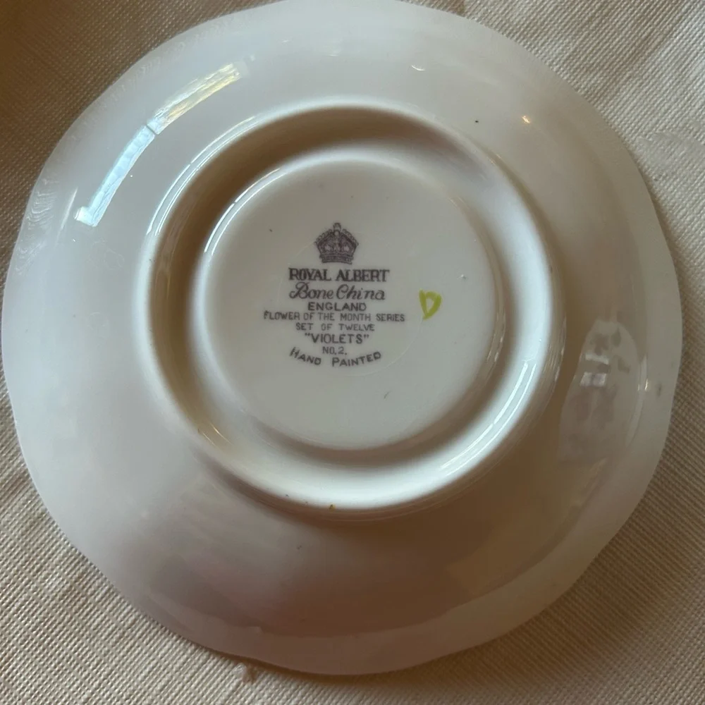 Royal Albert. Bone china. Flower of the month Violet no 2. - Picture 7 of 8